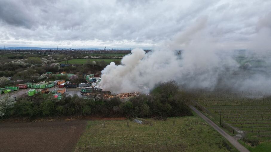 Brennender Müllhaufen sorgt für Rauchsäule am Himmel