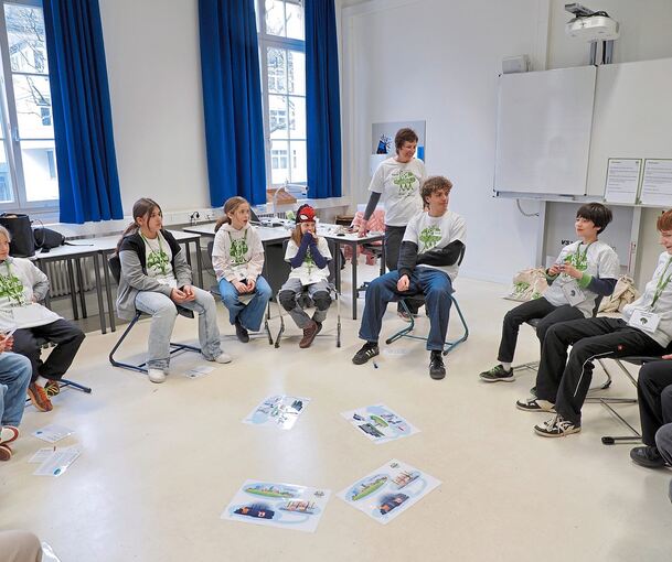 Beim Planspiel diskutieren die Kinder ein fiktives Szenario.