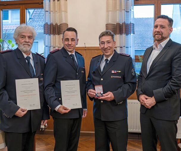 Für den Einsatz bei der Feuerwehr geehrt: (von links) Christoph Dörndörfer, Alexander Petzold und Klaus Haug. Rechts im Bild Bürgermeister Günther Pilz.