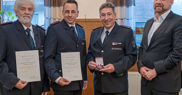 Für den Einsatz bei der Feuerwehr geehrt: (von links) Christoph Dörndörfer, Alexander Petzold und Klaus Haug. Rechts im Bild Bürgermeister Günther Pilz.