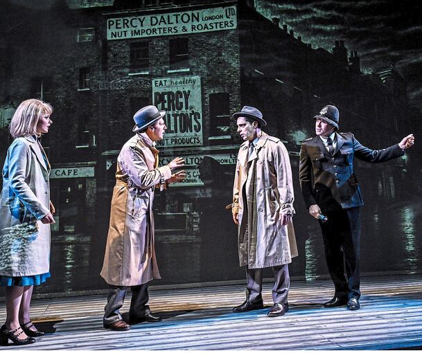 Licht- und Schatteneffekte sorgen im Schauspielhaus für wohlige Gänsehaut-Momente. Das Bühnenbild erinnert mit Grautönen ans Schwarz-Weiß des Hexer-Films.