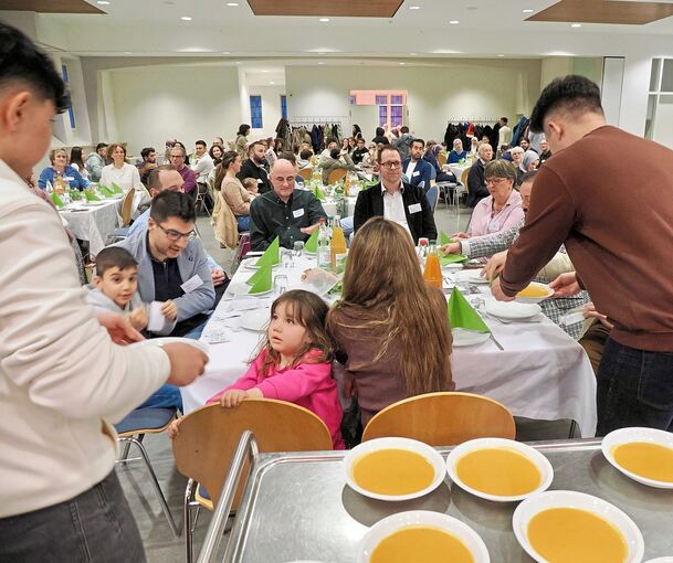 Muslime und Christen beim gemeinsamen Fastenbrechen am Samstagabend im Saal der katholischen Kirchengemeinde Marbach.