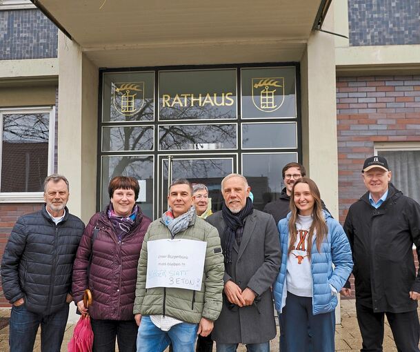 Vertreter von Bürgerverein und Stadtteilausschuss bei der Mahnwache in Neckarweihingen.