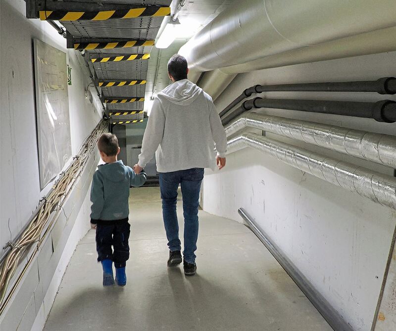 Die Gänge unter der Schwimmbadfläche sind eng.