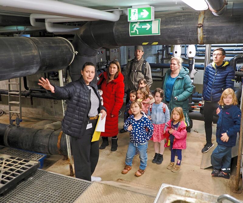 Die Teilnehmer stellen interessiert Fragen.