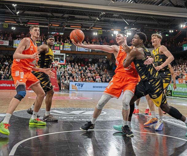 Vechtas Tibor Pleiß (links) und Philipp Herkenhoff (Mitte) haben gegen Keeshawn Kellman (2. v.l.) und Babacar Sane teilweise leichtes Spiel.