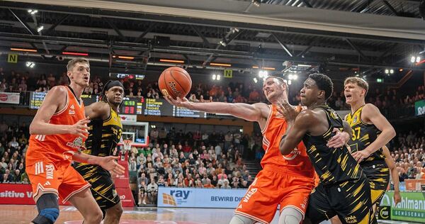 Vechtas Tibor Pleiß (links) und Philipp Herkenhoff (Mitte) haben gegen Keeshawn Kellman (2. v.l.) und Babacar Sane teilweise leichtes Spiel.