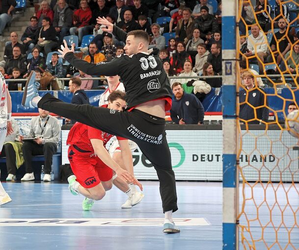Beeindruckende Konsequenz vor dem Tor: Fynn Nicolaus (rot) lässt Ex-SG-Keeper Filip Baranasic keine Chance.