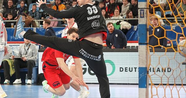 Beeindruckende Konsequenz vor dem Tor: Fynn Nicolaus (rot) lässt Ex-SG-Keeper Filip Baranasic keine Chance.