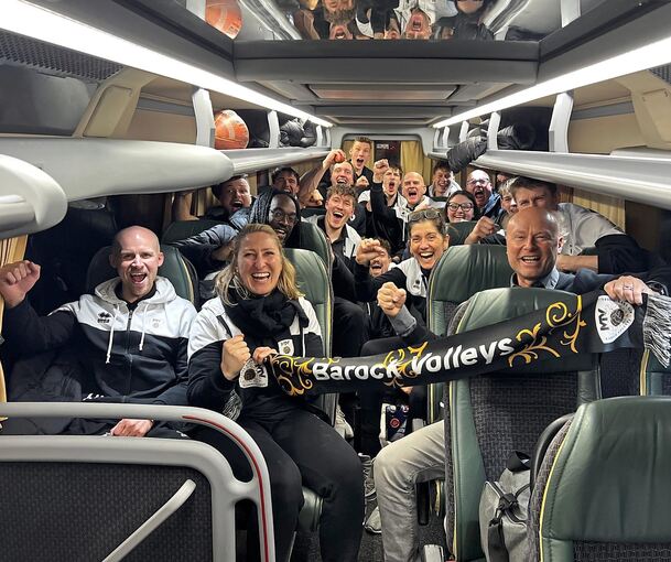 Partystimmung auf der langen Busfahrt: Die Barock Volleys feiern die Playoff-Qualifikation.