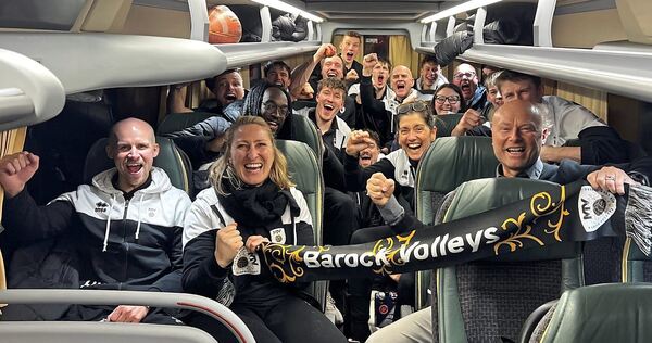 Partystimmung auf der langen Busfahrt: Die Barock Volleys feiern die Playoff-Qualifikation.