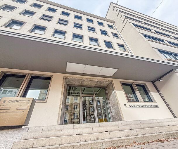 Ein Wachtmeister und eine weitere Bedienstete aus dem Unterstützungsbereich der Staatsanwaltschaft Stuttgart sollen interne Daten weitergegeben haben.