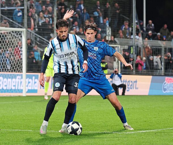 Seitentausch: Der Ex-Freiberger Flamur Berisha (links) im Trikot der Kickers gegen SGV-Innenverteidiger Paul Polauke.