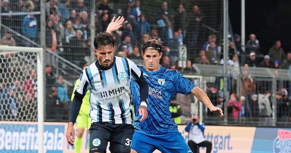 Seitentausch: Der Ex-Freiberger Flamur Berisha (links) im Trikot der Kickers gegen SGV-Innenverteidiger Paul Polauke.