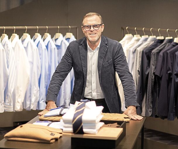 Olymp-Chef Mark Bezner vor Hemden seines Unternehmens. Olymp-Chef Mark Bezner vor Hemden seines Unternehmens.