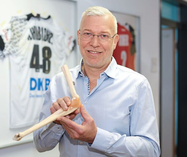 Der Mediziner Boris Hollinger zeigt ein Modell des Ellenbogengelenks. Der Spezialist nimmt jährlich rund 1000 Operationen vor.