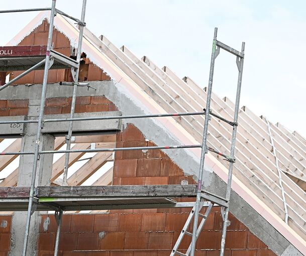 Mit Hilfe des Bau-Turbos soll ein Eigenheimbesitzer in der Königsberger Straße sein Haus aufstocken dürfen.