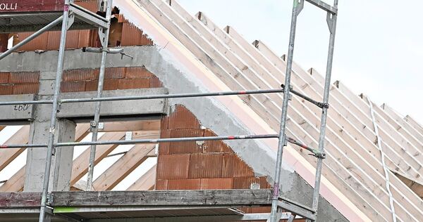 Mit Hilfe des Bau-Turbos soll ein Eigenheimbesitzer in der Königsberger Straße sein Haus aufstocken dürfen.
