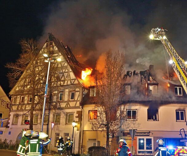 Links der über 400 Jahre alte Ochsen in der Pleidelsheimer Ortsmitte. Das Gebäude ist mittlerweile abgerissen.