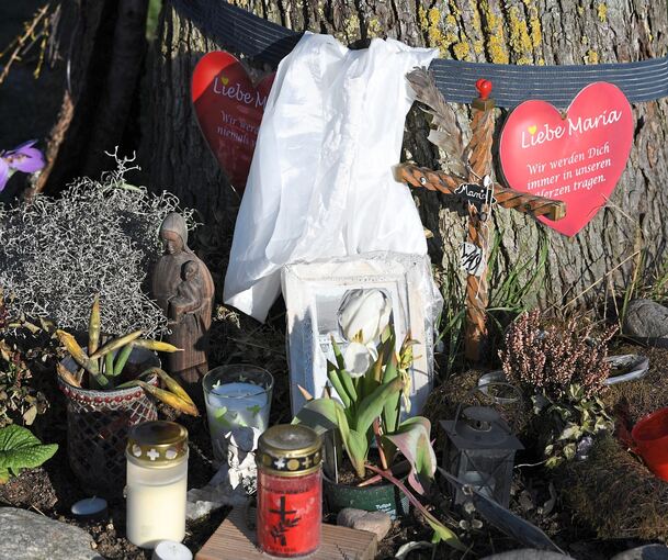 Nach dem Mord an Maria L. erinnern Blumen und Kerzen an der Dreisam an die 19-jährige Studentin.