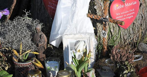 Nach dem Mord an Maria L. erinnern Blumen und Kerzen an der Dreisam an die 19-jährige Studentin.