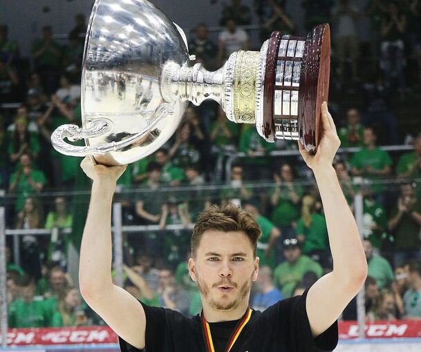 Weiß, wie es sich anfühlt, den DEL 2-Pokal in den Händen zu halten: Ilya Sharipov nach dem Meisterstück der Bietigheim Steelers 2018 beim SC Riessersee.