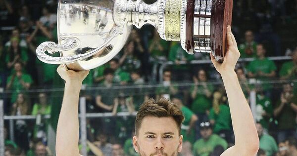 Weiß, wie es sich anfühlt, den DEL 2-Pokal in den Händen zu halten: Ilya Sharipov nach dem Meisterstück der Bietigheim Steelers 2018 beim SC Riessersee.