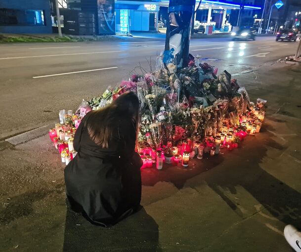 Ein Ort der Trauer und des Gedenkens kurz nach dem tödlichen Autorennen am 20. März 2025: An dieser Stelle sterben die zwei jungen Frauen in ihrem Auto, eingeklemmt zwischen Baum und Mauer. Der Baum – nach dem Aufprall nicht mehr standfest – wurde mi