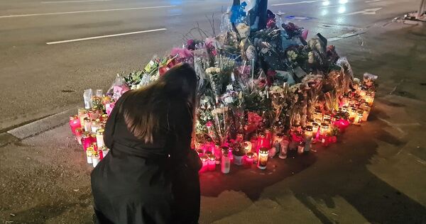 Ein Ort der Trauer und des Gedenkens kurz nach dem tödlichen Autorennen am 20. März 2025: An dieser Stelle sterben die zwei jungen Frauen in ihrem Auto, eingeklemmt zwischen Baum und Mauer. Der Baum – nach dem Aufprall nicht mehr standfest – wurde mi