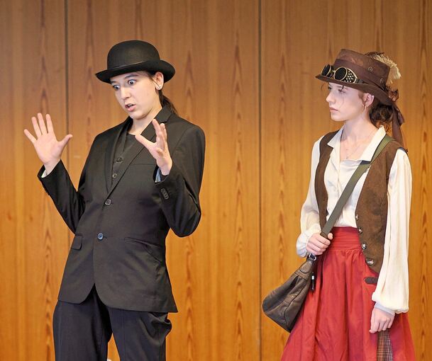 Talina Haiber (links) und Paula Hüeber (rechts) verleihen ihren Rollen den letzten Schliff.