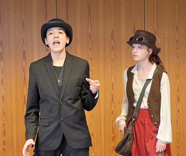 Talina Haiber (links) und Paula Hüeber (rechts) bei einer Szene während der Vorbereitungen.