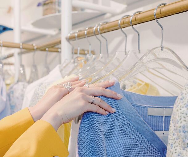 Schauen, stöbern und nach seinem Lieblingspullover suchen.