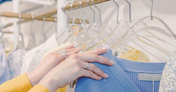 Schauen, stöbern und nach seinem Lieblingspullover suchen.