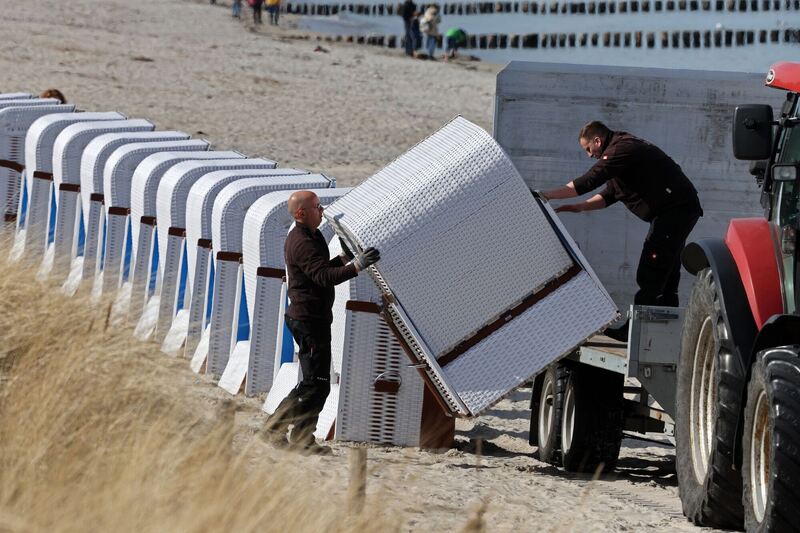Erste Strandkörbe am Ostseestrand