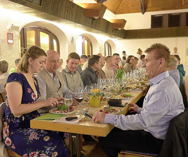 Gesellig ging es zu bei der Frühjahrsweinprobe der Winzer und Weinfreunde Gemmrigheim. Im Vordergrund die beiden Vorsitzenden Ralf Schober (links) und Markus Schweiker mit der ehemaligen württembergischen Weinkönigin Stefanie Schwarz.