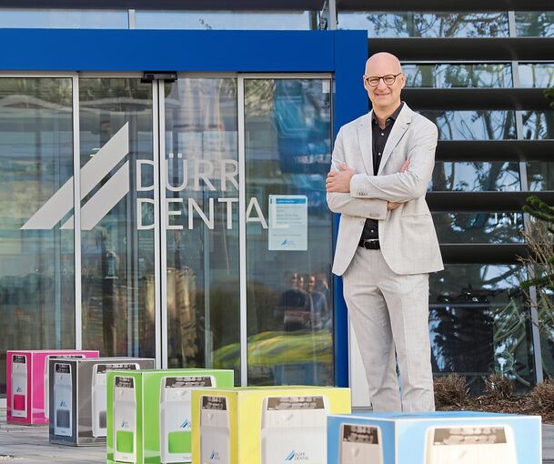 Unternehmenschef Martin Dürrstein vor dem Hauptsitz von Dürr Dental in Bietigheim-Bissingen.