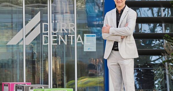 Unternehmenschef Martin Dürrstein vor dem Hauptsitz von Dürr Dental in Bietigheim-Bissingen.