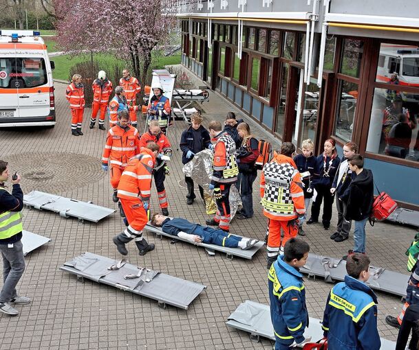 Auf dem Schulhof wurden die Verletzten „gesammelt“.