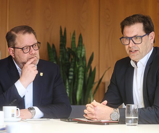 Kornwestheims Oberbürgermeister Nico Lauxmann (links) und Bürgermeister Daniel Güthler müssen eine tiefe Haushaltskrise in den Griff bekommen.