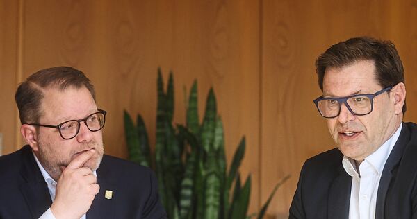 Kornwestheims Oberbürgermeister Nico Lauxmann (links) und Bürgermeister Daniel Güthler müssen eine tiefe Haushaltskrise in den Griff bekommen.
