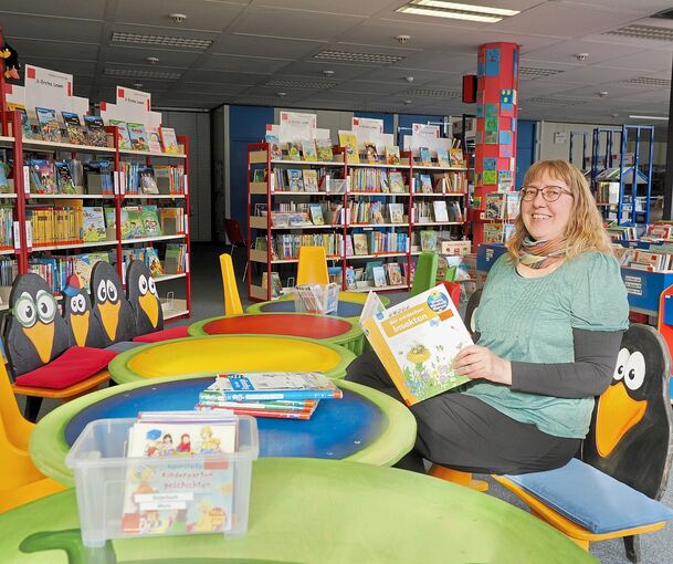 Andrea Wehr, Leiterin der Freiberger Stadtbibliothek, nimmt in der roten Ecke, dem Kinderbereich Platz. Er wendet sich an die Hauptzielgruppe.