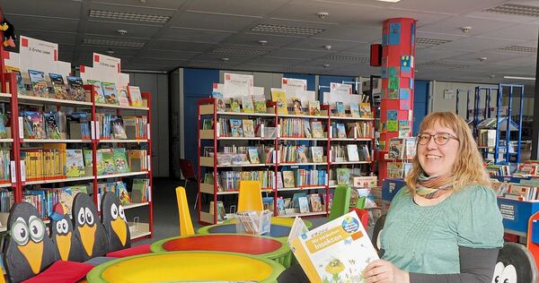Andrea Wehr, Leiterin der Freiberger Stadtbibliothek, nimmt in der roten Ecke, dem Kinderbereich Platz. Er wendet sich an die Hauptzielgruppe.