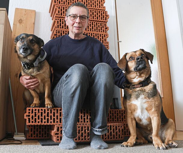 Petra Geier aus Remseck hat ihre beiden Hunde Lenny (links) und Fred zu Spürhunden ausgebildet.