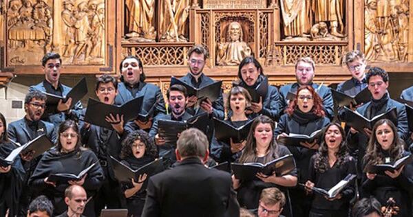 Besonderes Denkmal im Rücken: Hans-Christoph Rademann und die Solisten, Chor und Orchester des JSB Ensembles.