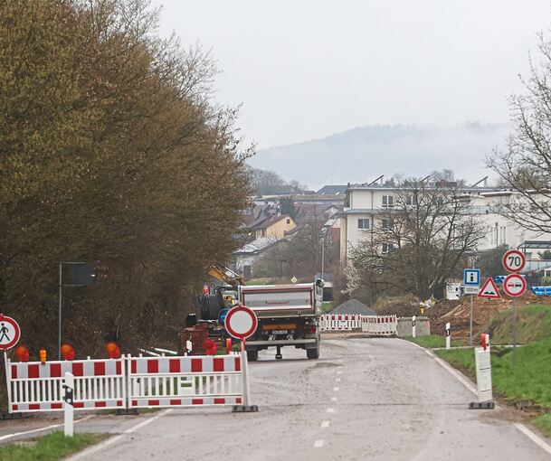 Die Straße zwischen Kleinsachsenheim und Metterzimmern ist gesperrt – und wird das wohl auch noch während der nächsten großen Sanierungsphase der B27 so sein.