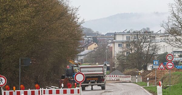 Die Straße zwischen Kleinsachsenheim und Metterzimmern ist gesperrt – und wird das wohl auch noch während der nächsten großen Sanierungsphase der B27 so sein.