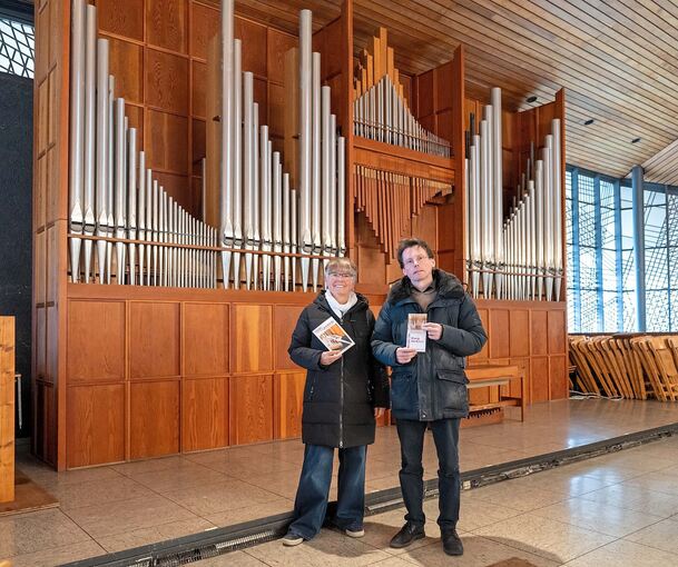 Pfarrerin Birgit Braun (rechts) und Bezirkskantor Prof. Martin Kaleschke (links) vor der sanierungsbedürftigen Rohlf-Orgel.