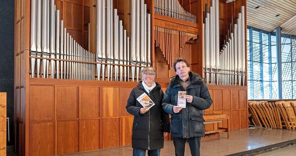 Pfarrerin Birgit Braun (rechts) und Bezirkskantor Prof. Martin Kaleschke (links) vor der sanierungsbedürftigen Rohlf-Orgel.