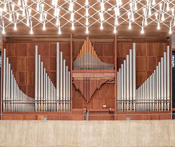 Die Rohlf-Orgel der Kreuzkirche besticht durch ihr flaches, modernes Design.