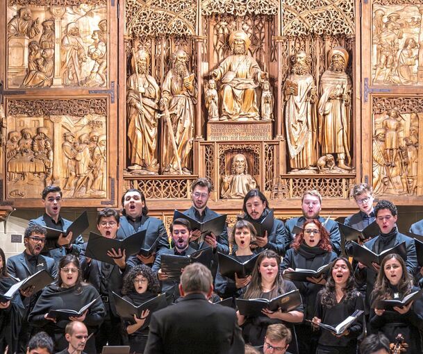 Besonderes Denkmal im Rücken: Hans-Christoph Rademann und die Solisten, Chor und Orchester des JSB Ensembles.